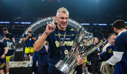 Basketbol 39. Erkekler Cumhurbaşkanlığı Kupası'nda şampiyon Fenerbahçe Tarfin kupasını kaldırdı