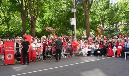 New York sokakları kırmızı beyaza büründü!