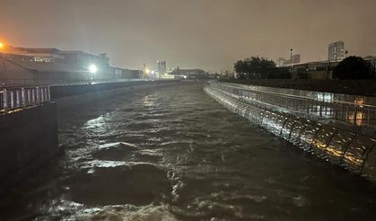 Yollar göle döndü, araçlar çamura saplandı! İstanbul Kartal'da sağanak felaketi