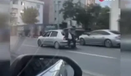 Avcılar'da akıl almaz yolculuk: Otomobilin açık bagajında yolculuk yaptı