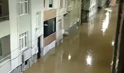 Çanakkale’de sağanak hayatı felç etti: Sokaklar göle döndü