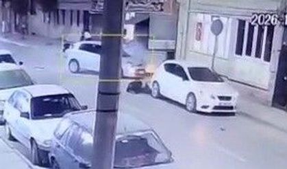 Eskişehir'de motosikletlinin havaya savrulduğu kaza kamerada