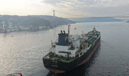 Saldırıya uğrayan AK ANA tankeri İstanbul Boğazı’ndan geçti! Gemi trafiği geçici olarak kapatıldı