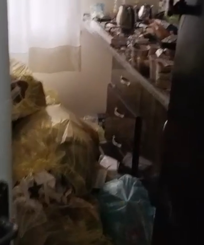 Kiraya verdiği dairesi çöplüğe döndü!