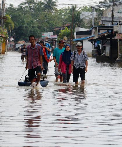 Endonezya’daki sel ve toprak kaymalarında can kaybı bini geçti