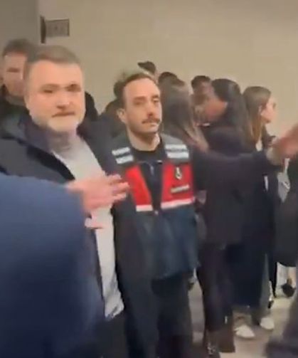 Mehmet Akif Ersoy’un da aralarında olduğu şüphelilerden biri gazeteciye saldırdı!