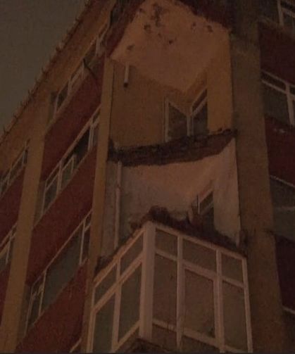 İstanbul'da yağmur yağdı da yağdı: Binanın balkonu çöktü!