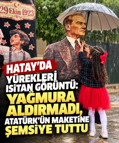 Hatay’da yürekleri ısıtan görüntü: Yağmura aldırmadı, Atatürk’ün maketine şemsiye tuttu