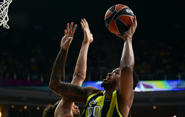 Fenerbahçe Beko - Paris Basketbol maçında parkeye yansıyan ilginç anlar!