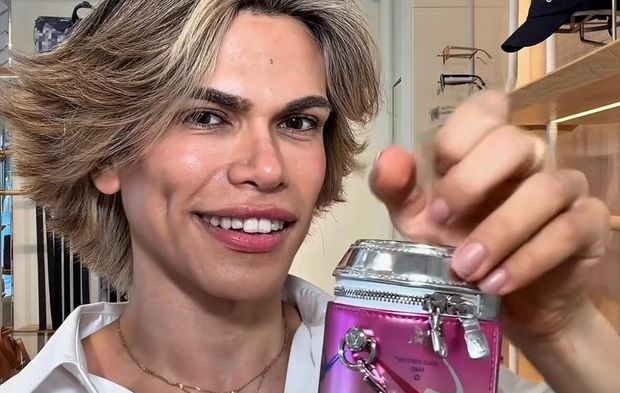 150 Bin TL’lik kola çanta! Yine lüksüyle gündem oldu