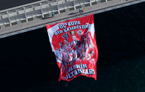 3 kupa 1 şampiyon! Filenin Sultanları İstanbul Boğazı'nda