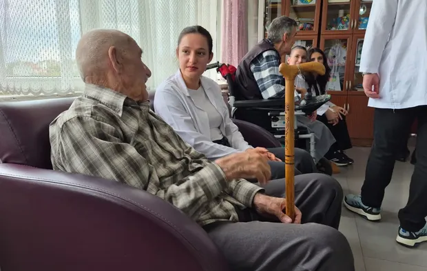 Huzurevinde yüzleri güldüren buluşma