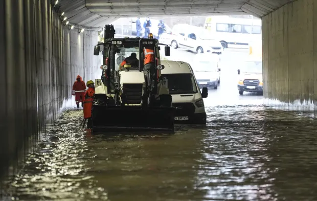 İstanbul'u sağanak vurdu! Yollar göle döndü