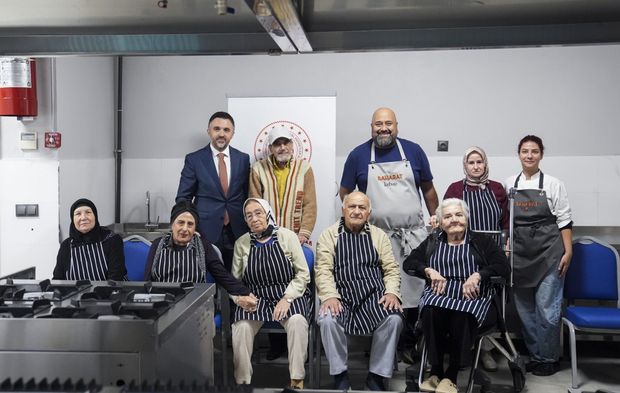 Somer Şef huzurevi sakinleriyle mutfağa girdi: Birlikte tuzlu kek yaptılar
