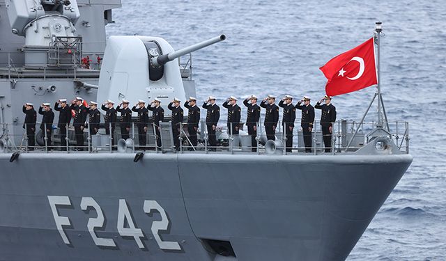 Tatbikatta faciaya kılpayı! Helikopter denize acil iniş yaptı