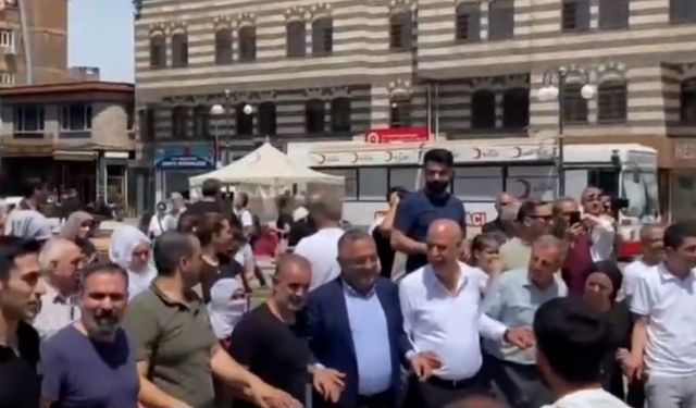 Diyarbakır'da halay şöleni: PKK'nın feshi halayla kutlandı!