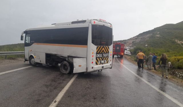Otomobil ile otobüs çarpıştı: 13 yaralı