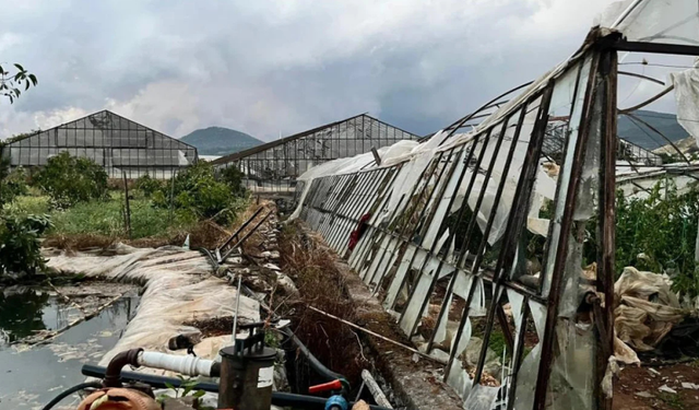 Antalya’da hortum dehşeti: Seralar yıkıldı, çatılar uçtu!
