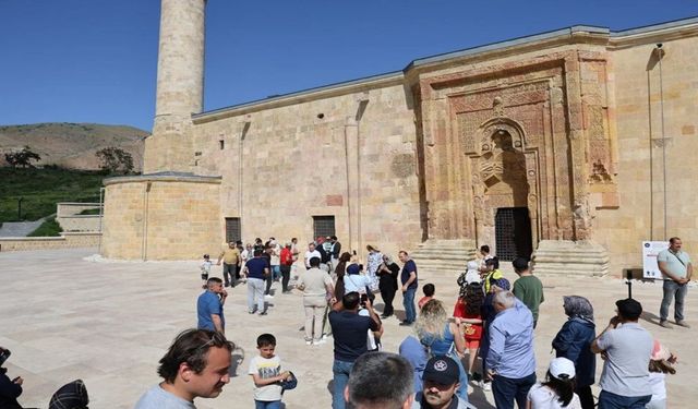 Esrarengiz gölgeleri görmek isteyenler 8 asırlık camiye akın etti
