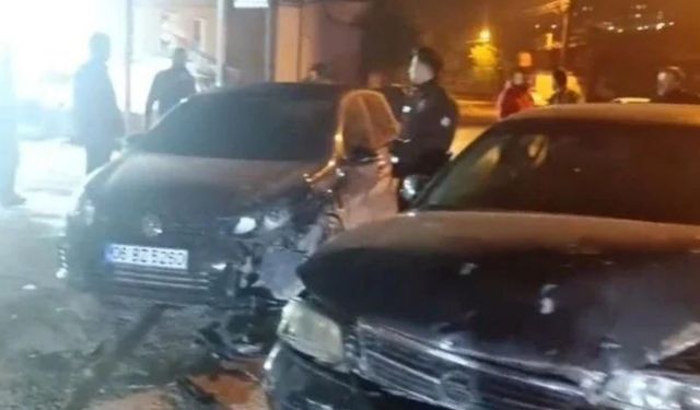 Bartın'da çevirmeden kaçan araç kaza yaptı