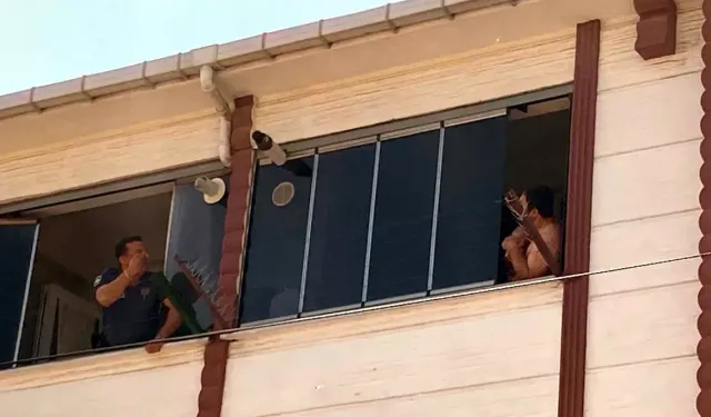 Vicdansız baba bebeğini camdan aşağı atmaya çalıştı!