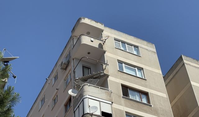 Maltepe'de panik anları: Binanın 8. katındaki balkon çöktü