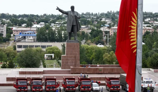 Kırgızistan, Orta Asya'nın en uzun Lenin heykelini söktü!