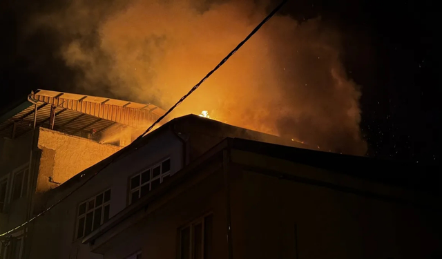 Bursa'da oto tamirhanesinde alevler yükseldi! Mahalleyi duman kapladı