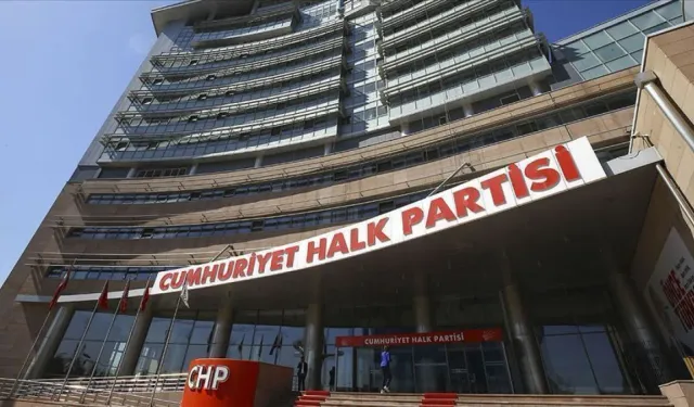 CHP İstanbul İl Başkanlığı karşısına asılan pankart tartışma yarattı
