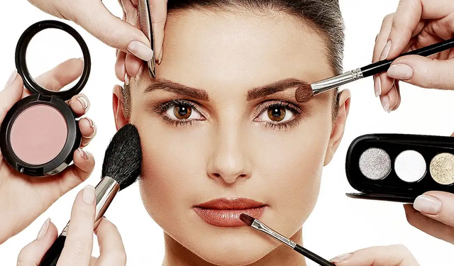 Makyaj yapıp güneşe çıkanlar dikkat! Dermatologdan kritik yaz uyarısı