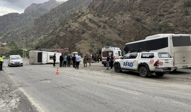 Hakkari’de korkutan kaza: Askeri personel servisi devrildi!