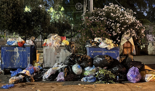 İzmir'de çöp krizi büyüyor: 1763 işçi grevde, sokaklar çöple doldu!