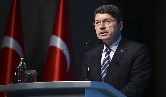 Bakan Tunç duyurdu: İzmir'de benzin dökerek yangın başlatan şahıs gözaltında!