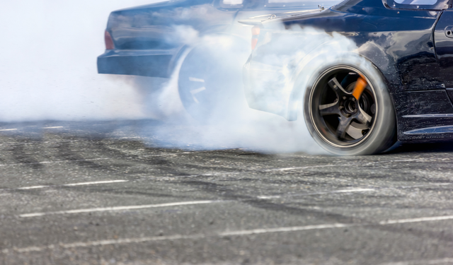 Trafiği kapatıp drift attılar! Bedelini ağır ödediler!