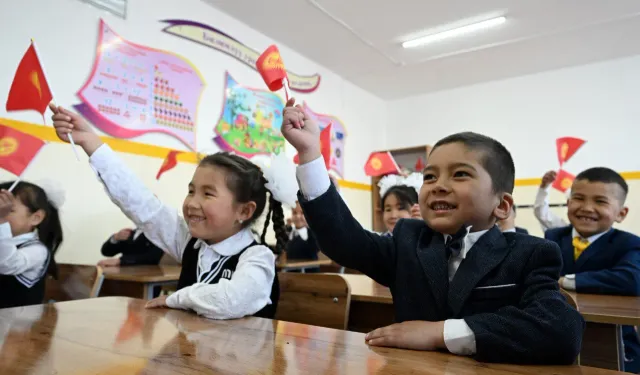 Kırgızistan'da Rusça tartışması: Hükûmet çok dilli eğitimi savunuyor
