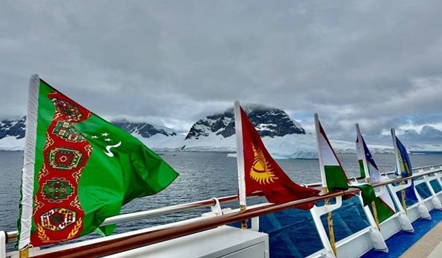 Tacik gezgin, Antarktika’da Türkistan ülkelerinin bayraklarını zirveye taşıdı
