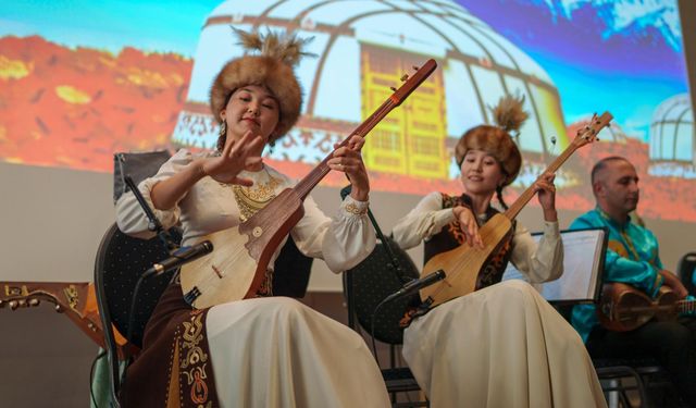 TÜRKSOY Halk Çalgıları Orkestrası, Berlin'de Türk Dünyası'nın ezgilerini seslendirdi