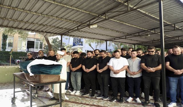 İzmir'de kadın cinayeti kurbanı son yolculuğuna uğurlandı