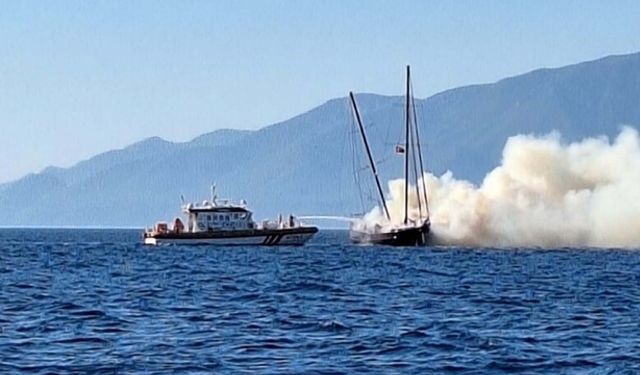 Bodrum açıklarında tekne yandı, turistler ve personeller tahliye edildi