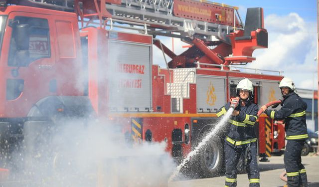 Üsküdar'da yangın çıkan binada 4 kişi mahsur kaldı