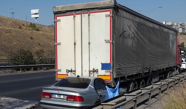 İzmir'de tırın altına giren araçtan acı haber