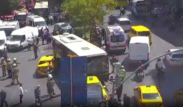 Beyoğlu'nda İETT otobüsü dahil 9 aracın karıştığı zincirleme trafik kazası meydana geldi