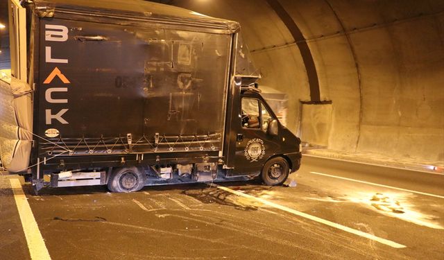 Kamyonet lastiği patladı, Kuzey Marmara yolu tıkandı!