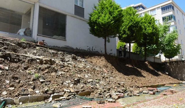 Samsun'da bir apartmanın otopark duvarı yağış nedeniyle çöktü
