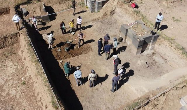 Süphan Dağı’nın Eteklerindeki 2 Bin 700 Yıllık Kef Kalesi’nde 49 “Fil Ayağı” Kolon Ortaya Çıkarıldı