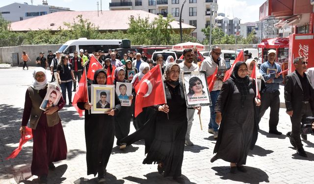 Van'da DEM Parti'nin önündeki 'evlat nöbeti' bu hafta da sürdü