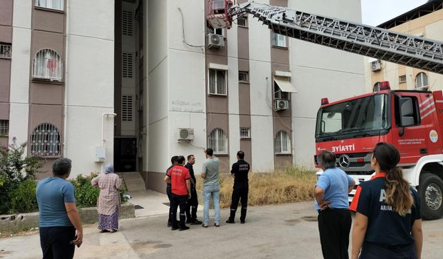 Adana'da apartman merdiveni çöktü: 20 kişi mahsur kaldı!