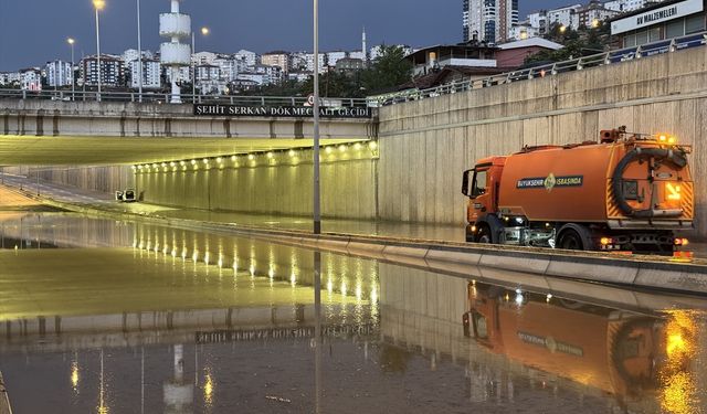 Başkent'te sağanak alt geçidi kilitledi