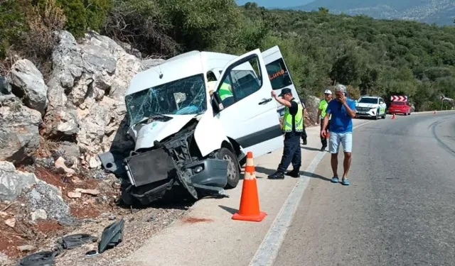 Antalya'da tur minibüsü kayalıklara çarptı : 17 yaralı