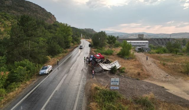 Bursa’da bir tır şarampole devrildi